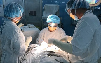 Phẫu thuật ung thư nội mạc tử cung cho người phụ nữ nặng 100kg