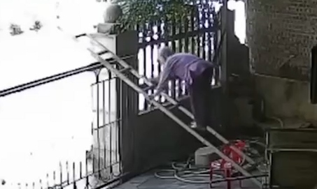Clip cụ bà 90 tuổi bắc thang trèo qua cổng trốn con cháu đi chơi gây 'sốt' trên mạng xã hội