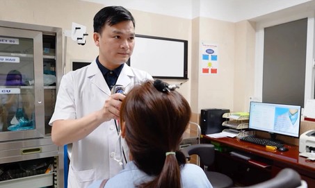 Cô gái 24 tuổi kinh hoàng phát hiện đỉa sống ngoe nguẩy trong cổ họng