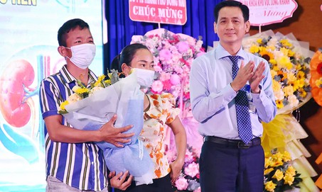 Món quà đặc biệt chồng hiến thận trao cho vợ cơ hội sống lần thứ hai