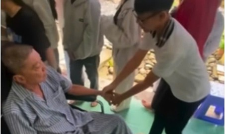 Học trò cũ tìm đến thăm thầy giáo đột quỵ sau hàng chục năm xa cách