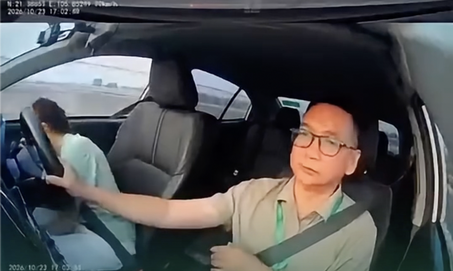 Cô gái buông vô-lăng, cúi xuống chỉnh dép khi ôtô đang chạy khiến thầy dạy lái hú hồn