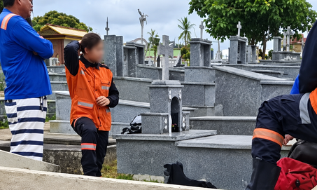 Đi đưa tang bạn, người đàn ông tử vong thương tâm khi ngồi lên mộ bố ruột