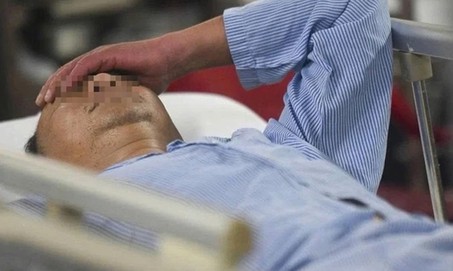 Đang trên bàn nhậu, người đàn ông bất ngờ gục xuống rồi ngưng tim