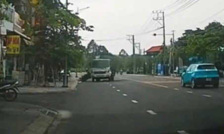 Xe chở rác bất ngờ húc ngã người đi xe máy rồi rời khỏi hiện trường