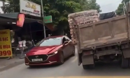 Xử phạt tài xế lái xe tải không biển số, chở gạch nghiêng ngả trên đường