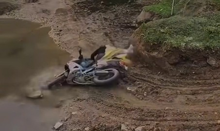 Cô dâu chú rể gặp sự cố ngay sau lời chúc khiến ai nấy bật cười 