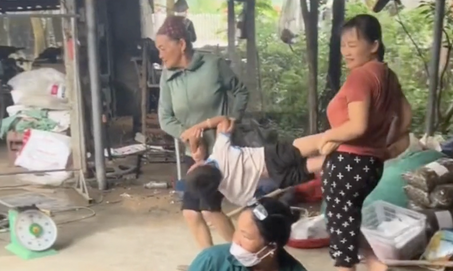 Hài hước cảnh 'khối nghỉ hè' gào khóc, bám trụ nhà ngoại: Mẹ và bà phải khiêng lên ô tô mới chịu về