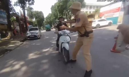 Thanh niên mang ma túy lao xe vào CSGT khi bị yêu cầu dừng xe