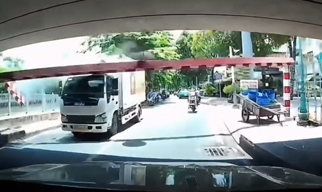 Hú hồn cảnh xe tải húc sập thanh giới hạn chiều cao ở dạ cầu Bông