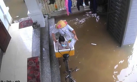 Bé gái 5 tuổi gặp ‘cú sốc mùa lụt’, khoảnh khắc khiến dân mạng bật cười