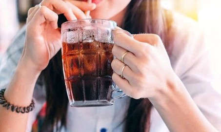 Người phụ nữ 34 tuổi tử vong vì thói quen uống nước ngọt và nước tăng lực