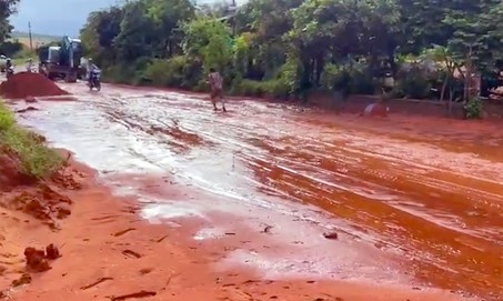 Bùn cát đỏ đặc quánh phủ đường, ô tô mắc kẹt, xe máy liên tục trượt ngã