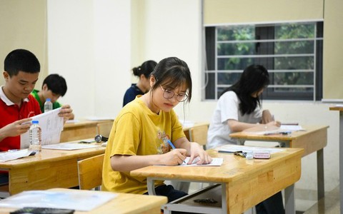 Con học 2 tháng, phụ huynh sốc vì trường tuyển sinh lớp 10 'chui'