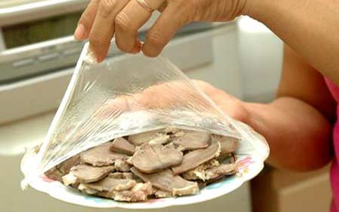 Sai lầm "chết người" khi dùng màng bọc thực phẩm cần loại bỏ ngay