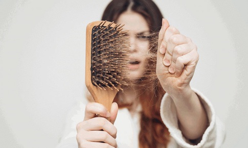 Tóc rụng nhiều vào mùa thu đông phải làm sao?