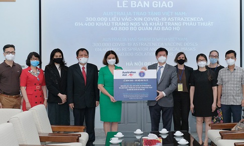 Bộ Y tế tiếp nhận thêm 300.000 liều vaccine COVID-19 và trang thiết bị chống dịch từ Australia