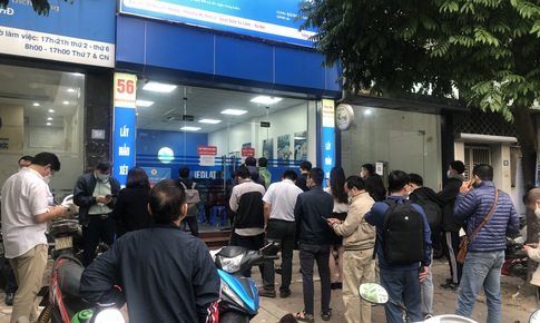 Cổ động viên xếp hàng dài xét nghiệm COVID-19 trước trận đấu Việt Nam - Saudi Arabia