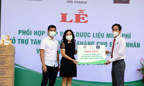 Trao tặng 10.000 lọ sản phẩm dược liệu hỗ trợ điều trị bệnh nhân COVID-19