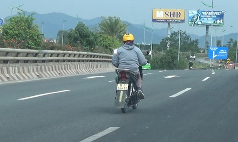 H&#227;i h&#249;ng m&#244; t&#244;, xe đạp ngang nhi&#234;n đi tr&#234;n đại lộ đẹp nhất Thủ đ&#244;