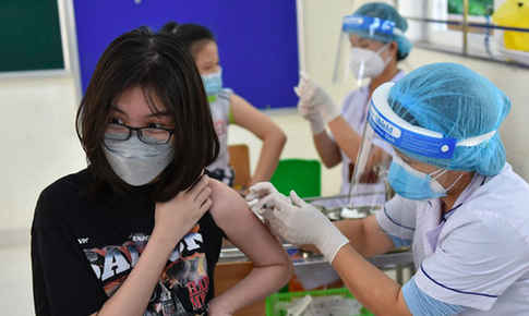 Sở Y tế H&#224; Nội l&#234;n tiếng th&#244;ng tin &#39;dừng ti&#234;m vaccine cho trẻ v&#236; c&#243; học sinh mắc COVID-19&#39;