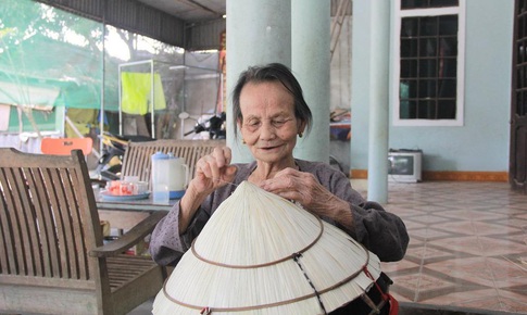 Hơn 90 tuổi, cụ bà miệt mài 'giữ lửa' nghề làm nón lá