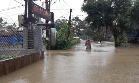 Thừa Thi&#234;n Huế: Nhiều nơi ngập lụt do mưa lớn, đất đ&#225; tr&#224;n v&#224;o nh&#224;, di dời khẩn cấp 14 hộ d&#226;n