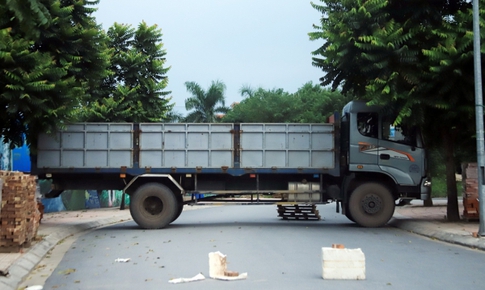 H&#224; Nội: D&#249;ng th&#249;ng container, xe tải, ống cống l&#224;m chốt cứng kiểm so&#225;t dịch COVID-19