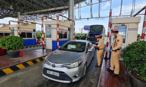 Hơn 2.500 phương tiện phải quay đầu tại c&#225;c chốt kiểm dịch ra v&#224;o H&#224; Nội chỉ trong 1 ng&#224;y