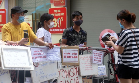 Đi &quot;chợ nh&#224; gi&#224;u&quot; ở H&#224; Nội theo phong c&#225;ch &quot;alo l&#224; mang h&#224;ng&quot;