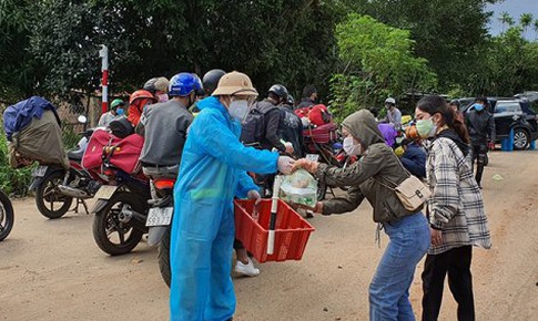 Kh&#244;ng để người d&#226;n tự &#253; về qu&#234; từ địa phương đang thực hiện gi&#227;n c&#225;ch