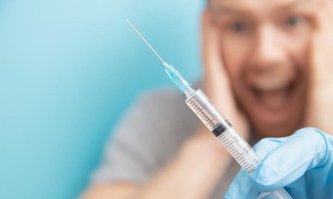 Ph&#226;n biệt lo sợ do phản xạ thần kinh v&#224; phản vệ do vaccine