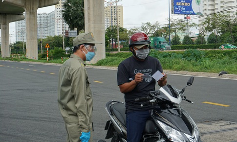 Từ ng&#224;y 23/8, những ai được ph&#233;p ra đường tại TP.HCM 