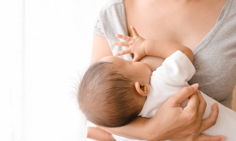 Mẹ ti&#234;m vaccine ngừa COVID -19 c&#243; thể truyền kh&#225;ng thể cho con qua sữa