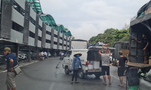 H&#224; Nội v&#224;o cao điểm &quot;l&#224;m sạch cộng đồng&quot;, h&#224;ng trăm người vẫn tụ tập ở điểm trung chuyển h&#224;ng ho&#225;