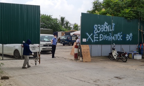 Chủ tịch phường Y&#234;n Sở “ngạc nhi&#234;n” khi biết tin h&#224;ng trăm người đang tụ tập b&#234;n trong b&#227;i xe “lậu” giữa cao điểm dịch bệnh