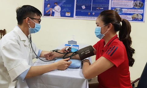Theo quy định mới, những trường hợp nào phải đo huyết áp khi tiêm vaccine COVID-19?
