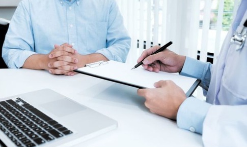 Nam giới căng tức vùng kín, cảnh giác với tràn dịch màng tinh hoàn