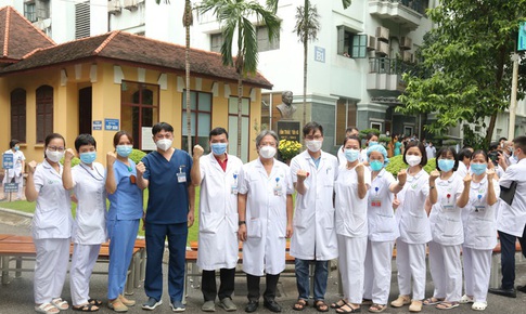 Sáng 15/9, hơn 100 'chiến sĩ' áo trắng Việt Đức vào TP HCM 'đảo quân' cho Trung tâm hồi sức tích cực COVID-19