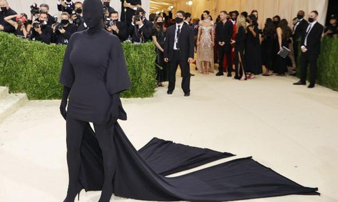 Thảm đỏ MET Gala 2021: Giải m&#227; &#39;b&#243;ng đen kỳ qu&#225;i&#39; của Kim Kardashian