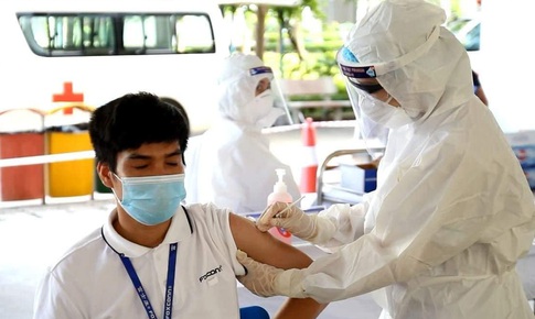 Hơn 200.000 c&#244;ng nh&#226;n ở Bắc Giang được ti&#234;m vaccine COVID-19 để phục hồi sản xuất