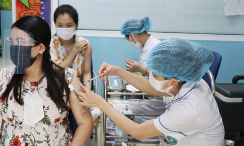 Tiêm vaccine phòng COVID-19 an toàn cho các bà bầu trên 13 tuần