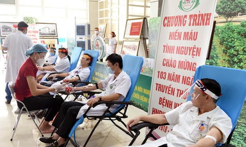 Thầy thuốc Bệnh viện HNĐK Nghệ An hiến m&#225;u cứu người giữa đại dịch