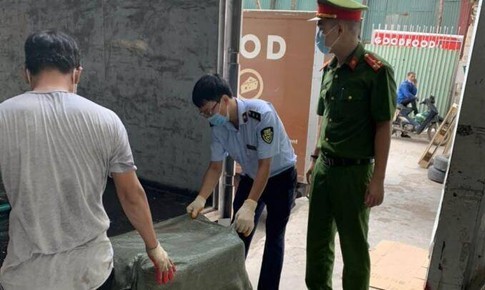 Lợi dụng giấy phép 'luồng xanh', chở 7 tấn nầm lợn không nguồn gốc về Hà Nội bán kiếm lời