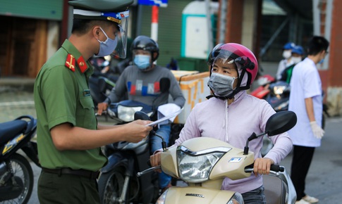 Thủ tướng y&#234;u cầu H&#224; Nội điều chỉnh vướng mắc, bất cập trong việc cấp giấy đi đường