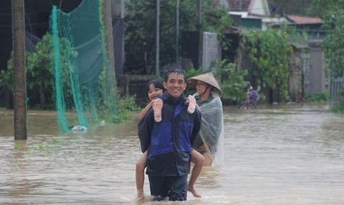 Người d&#226;n kh&#244;ng chủ quan đi qua ngầm tr&#224;n, đ&#225;nh c&#225;, vớt củi