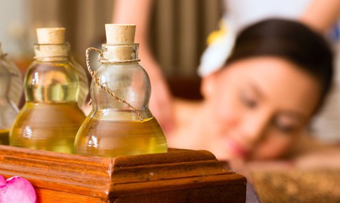 5 lợi &#237;ch sức khỏe m&#224; massage đem lại