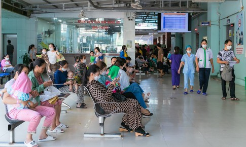 Nghệ An: Thời tiết chuyển m&#249;a, bệnh nhi mắc c&#225;c bệnh h&#244; hấp tăng đột biến