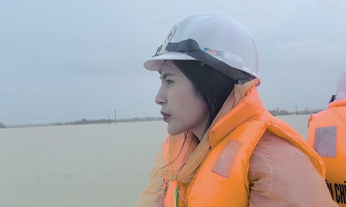 Thuỷ Tiên lội nước, dầm mưa đến Nghệ An hỗ trợ bà con vùng lũ