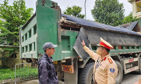 Vạch trần thủ đoạn mới của l&#225;i xe tải: Cơi nới th&#249;ng xe chỉ bằng 1 n&#250;t bấm